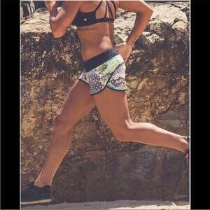 RARE LULULEMON Woman Paradise Grid Shorts